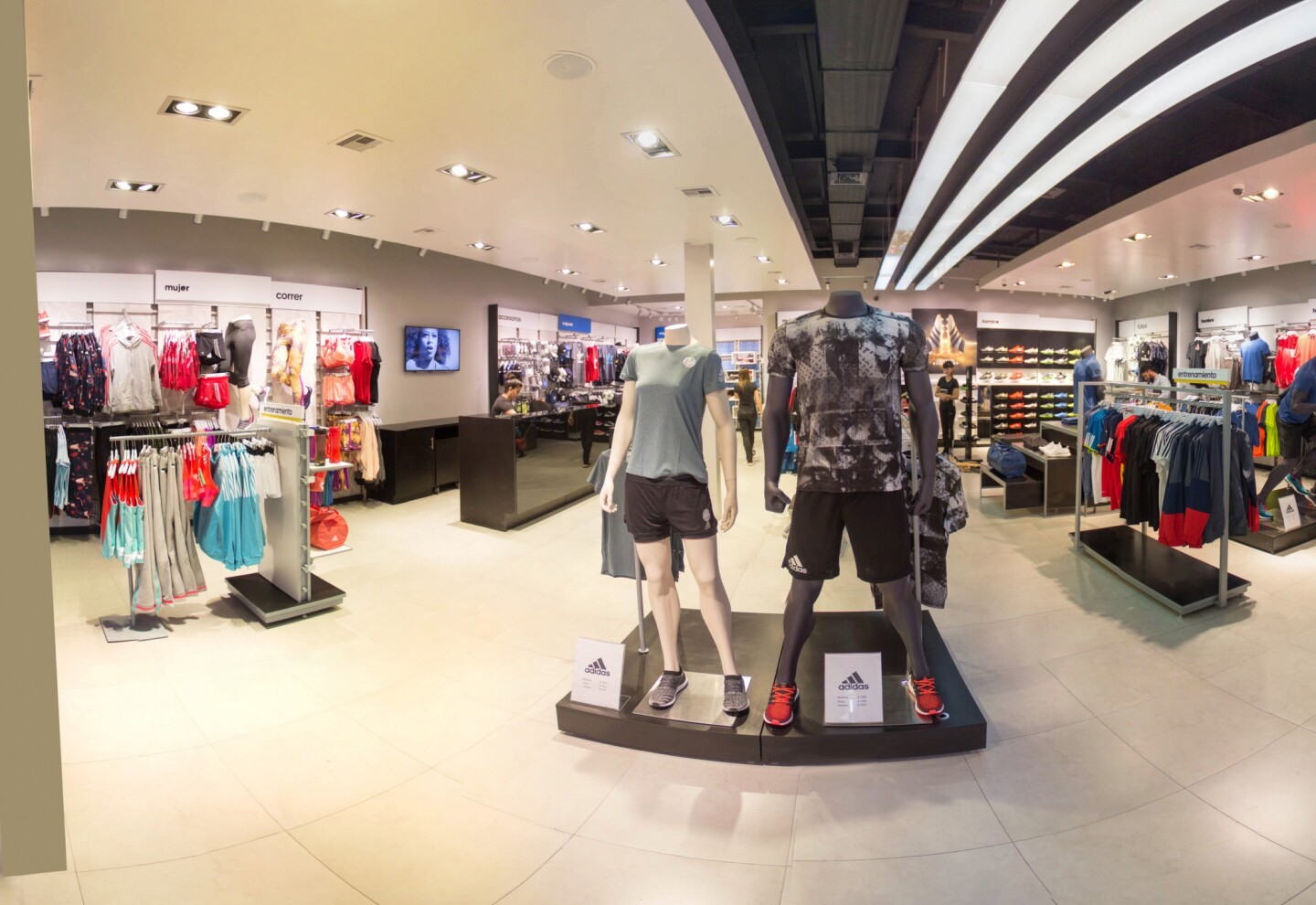Adidas reabri su Brand Concept Store en Montevideo Shopping EL